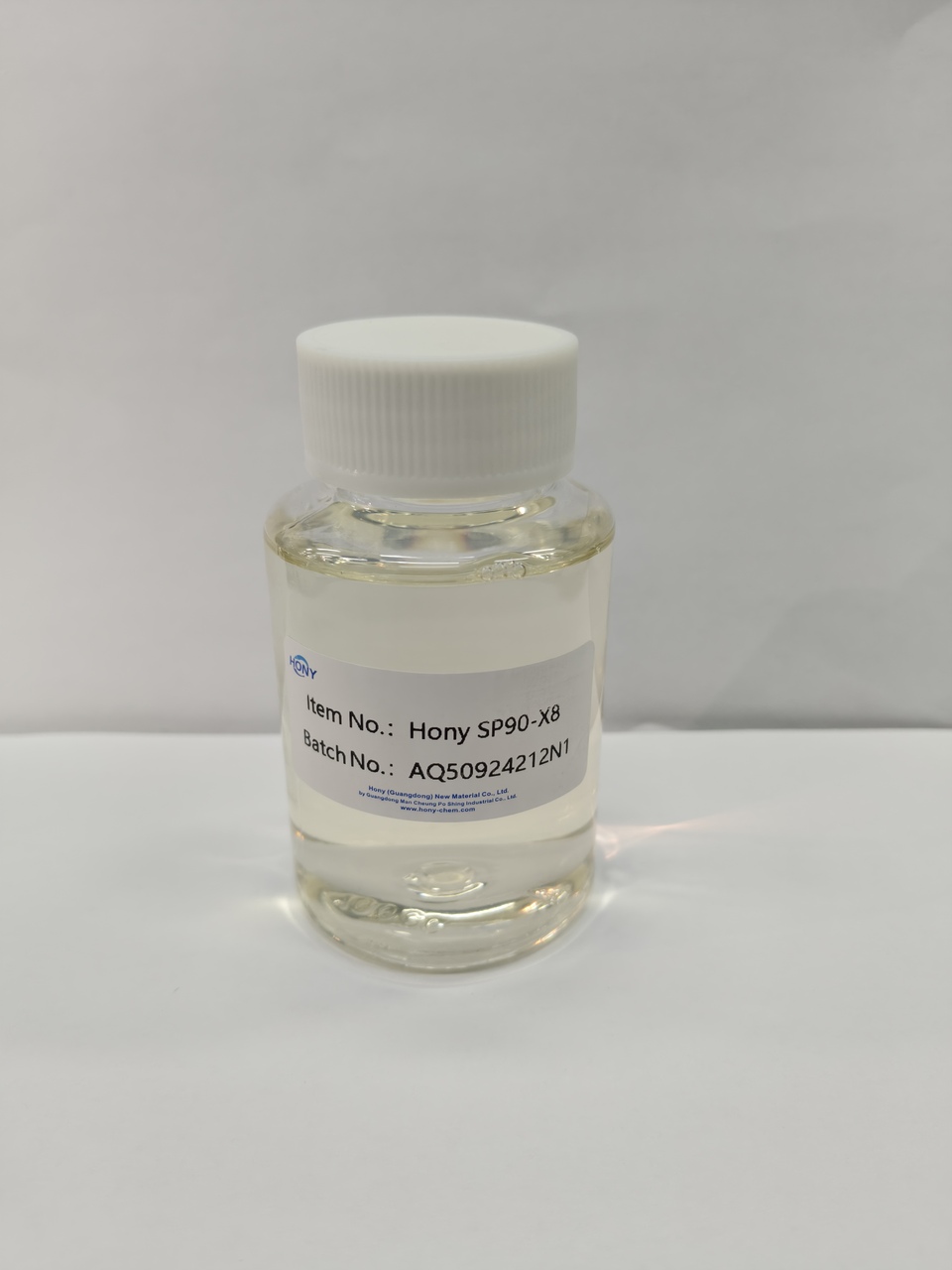 Amaciante catiônico de média resistência com alto teor de álcool para fórmulas estáveis